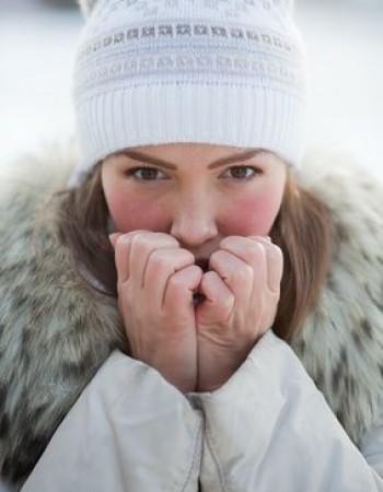 Lirritation sur la peau de la personne les boutons menus