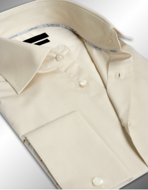 Witness Chemise Homme Cintree Beige a Poignees Mousquetaires